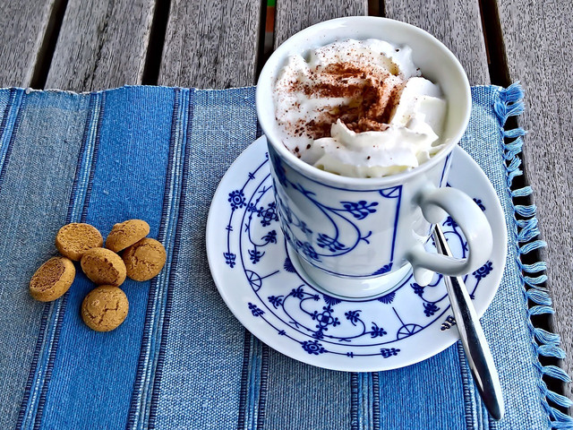 Amaretti passen gut zu einem Heißgetränk.