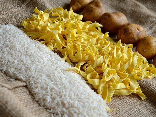 Reis oder Kartoffeln passen ausgezeichnet zum Blumenkohl-Curry. 