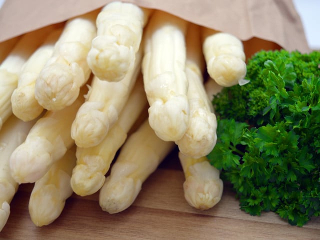 Einfacher Spargelauflauf: Vegetarisches oder veganes Rezept Spargel ist reich an Ballaststoffen.