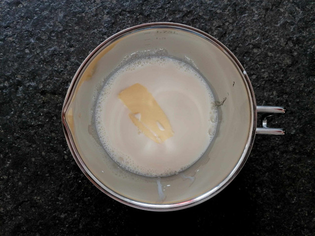 Zutaten in der Milch vermengen.
