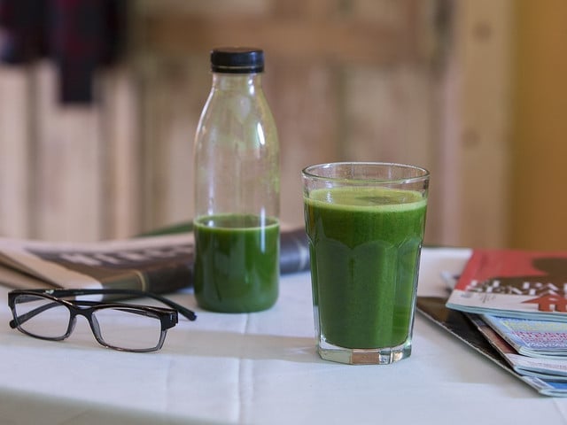 Salat-Smoothie zum Mitnehmen Salat-Smoothie zum Mitnehmen