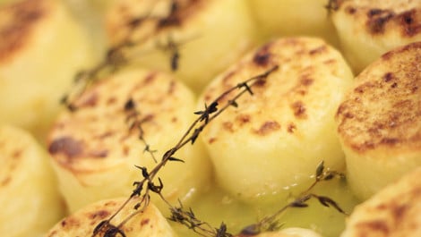 Fondantkartoffeln mit Kräutern: Rezept für die Schmelzkartoffeln