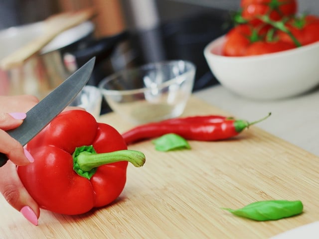 Schneide die Paprika zum Einkochen zum Beispiel in Streifen oder Stücke.