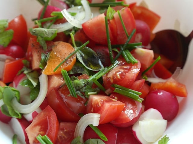 Ein Sommersalat passt gut zu veganem Kartoffelschmarrn