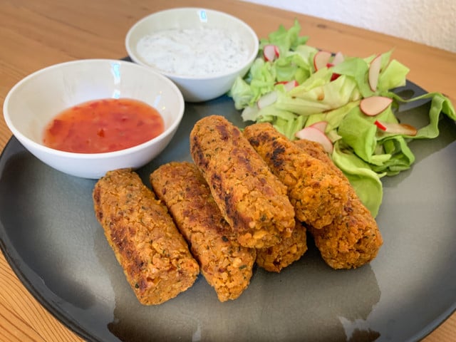 Reiche zu den veganen Cevapcici Dips deiner Wahl und frischen Salat.