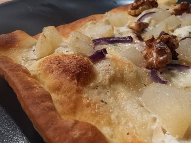 Zubereitungsideen für deinen Flammkuchen mit Birne Achte darauf, dass der Rand deines Flammkuchens mit Birne schön knusprig wird. So schmeckt er besonders gut.