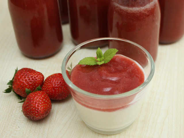 Erdbeersoße schmeckt zu säuerlichem Naturjoghurt besonders fein.