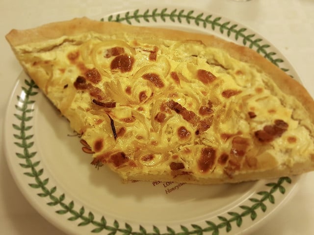 Vegetarische Zwiebel-Quiche kommt ohne Speck aus.