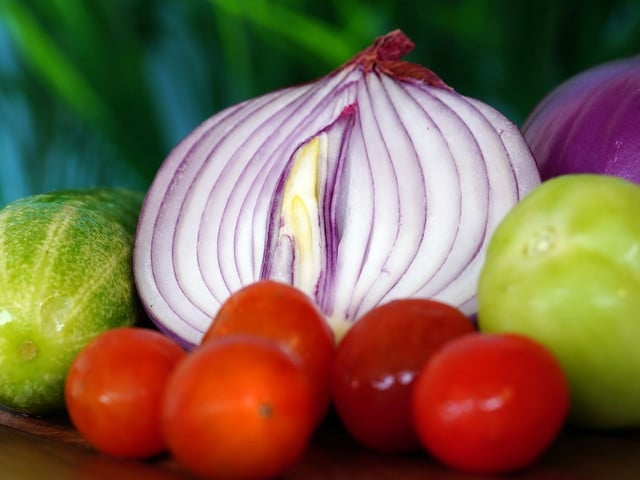 Für Kachumber brauchst du Gurken, Tomaten und Zwiebeln.