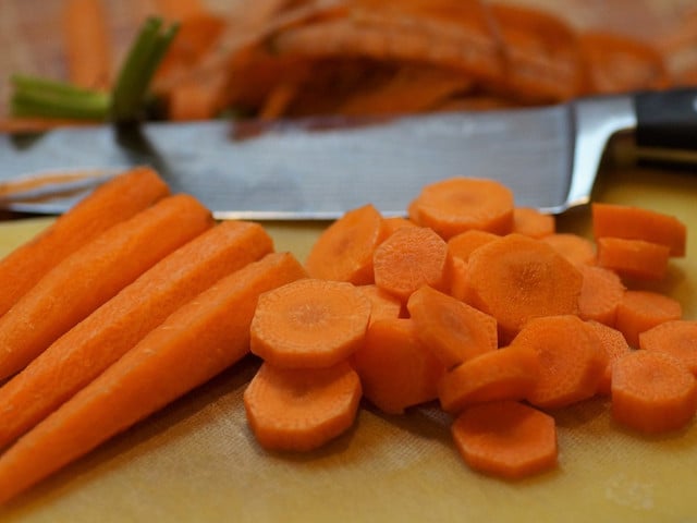 Für die Möhrenquiche musst du das Gemüse zuerst schneiden und braten. 