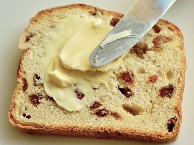 Ein Rezept für Rosinenstuten Besonders gut schmeckt Rosinenstuten mit etwas Butter oder Margarine bestrichen.
