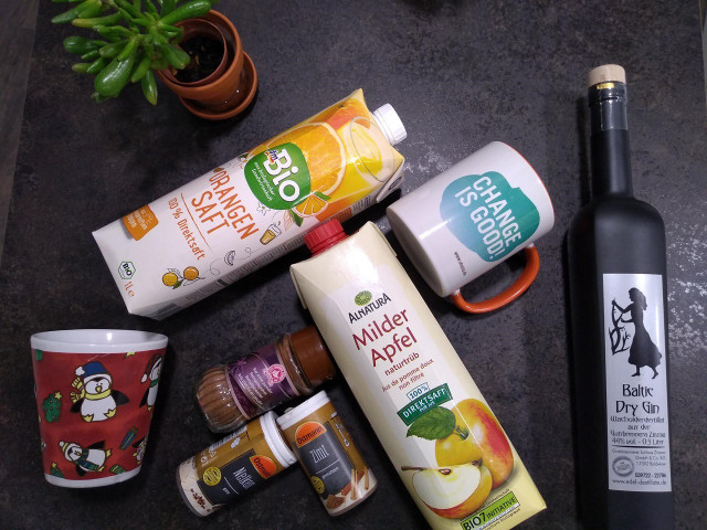 Aus den verschiedenen Zutaten wird ein winterlich-leckerer Glüh-Gin.