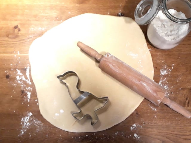 Martinsgänse werden aus einem einfachen Hefeteig gebacken.