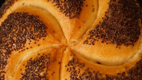 Mohnbrötchen selber backen: Rezept fürs Frühstück
