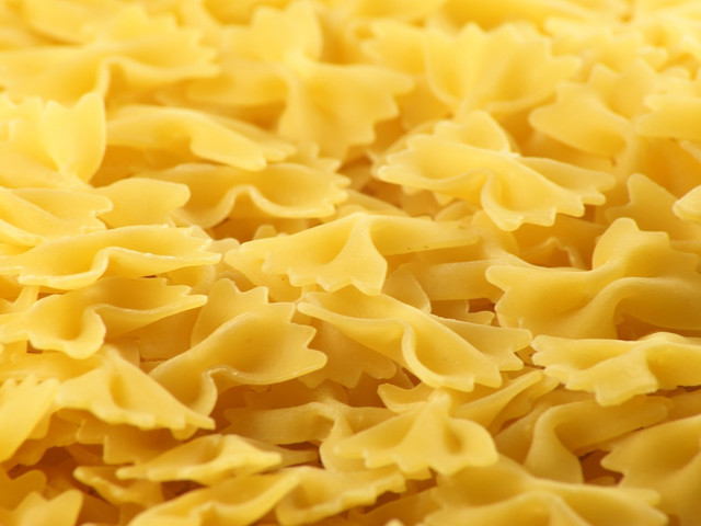 Farfalle eignen sich neben Fusilli und Penne besonders gut für den mediterranen Nudelsalat.