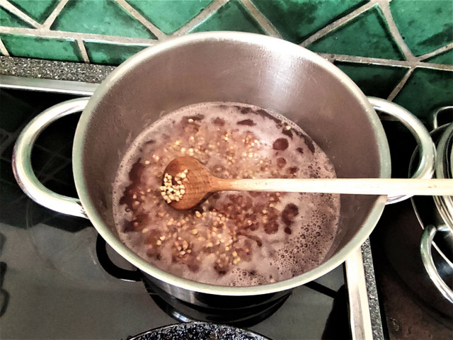 Der Buchweizen muss zunächst in Salzwasser quellen.