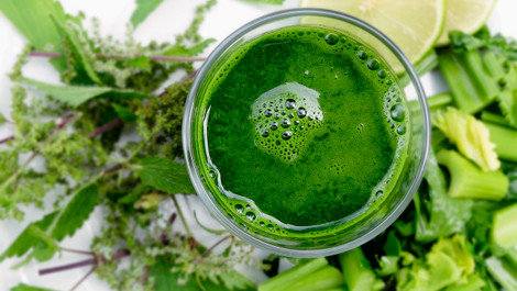 Wildkräuter-Smoothie für einen Energieboost: Einfaches Rezept