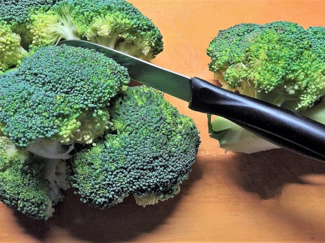 Bevor du den Smashed Brokkoli röstest, musst du ihn in Röschen teilen und weich kochen.