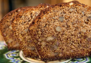 Das Haselnussbrot muss mindestens 60 Minuten ruhen.