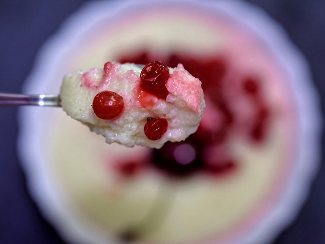 Serviere das Tiroler Muas mit Zimt, Zucker oder frischem Obst.