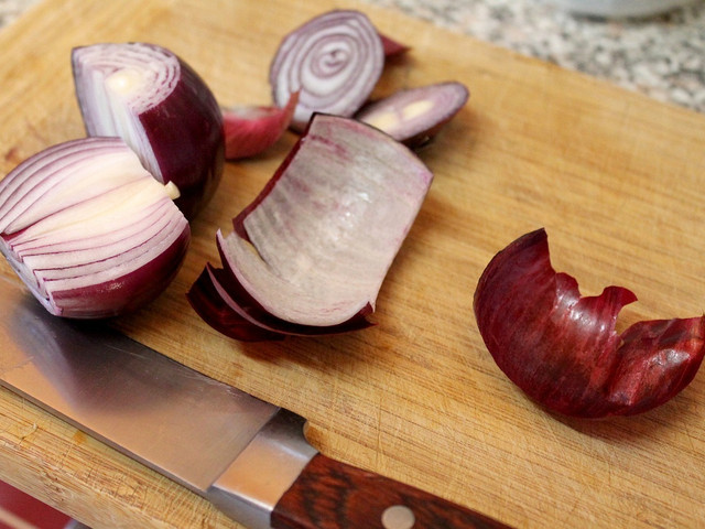 Zwiebeln grillen: Rezept und Zubereitung Rote Zwiebeln schmecken gegrillt besonders lecker.