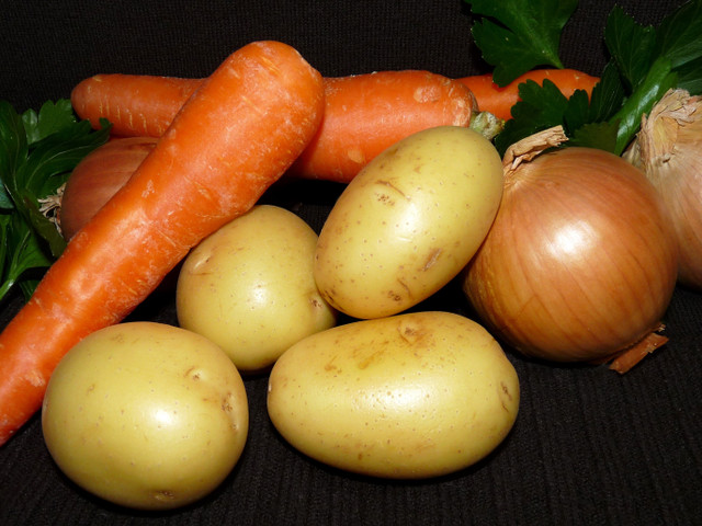 Möhrengemüse mit Kartoffeln: Einfach und cremig Du brauchst für das einfache Möhrengemüse nur Kartoffeln, Möhren, eine Zwiebel und etwas Petersilie.