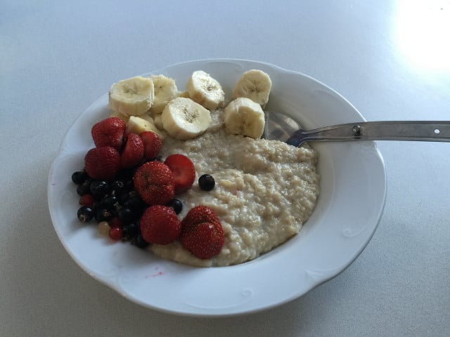 Süßer Haferschleim schmeckt am besten mit frischem Obst.