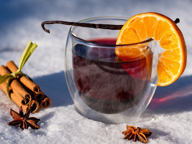 Glühwein aus der Gewürzmischung herstellen Mit der Gewürzmischung kannst du Glühwein oder Punsch selber machen.