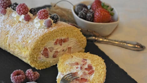 Vegane Biskuitrolle: Basisrezept für Obst der Saison