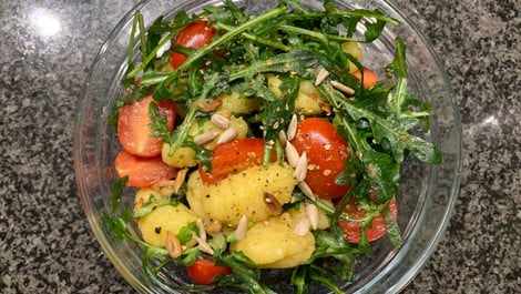 Gnocchi-Salat: Rezept mit Tomaten und Rucola