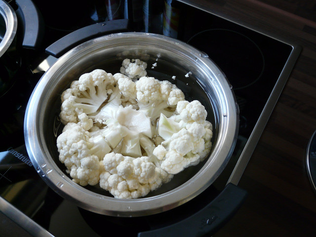 Aus gekochtem Blumenkohl kannst du einen Mozzarella-Ersatz herstellen.