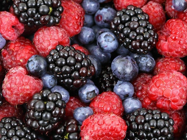 Statt Maulbeeren kannst du andere saisonale Beeren verwenden.