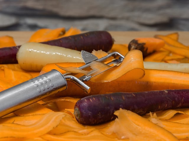 Ob du die Karotten für das Möhrencurry schälst, ist dir überlassen.