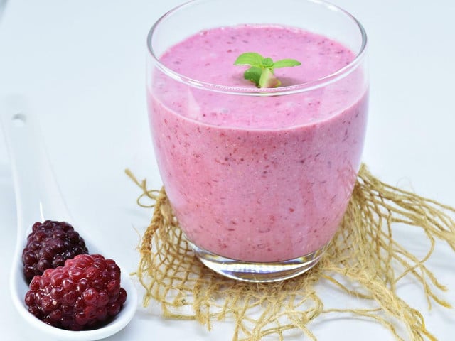 Diese Himbeermousse stellst du aus wenigen Zutaten her.