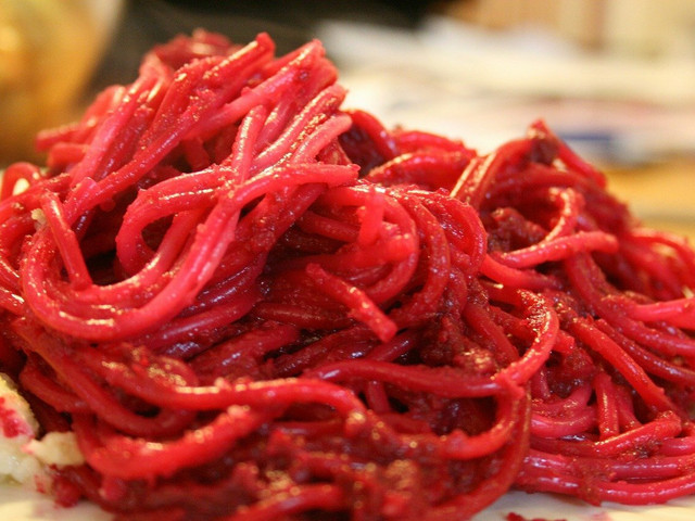 Rote-Bete-Nudeln beeindrucken mit ihrer strahlenden Farbe.