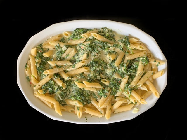 Vegetarischer Auflauf mit Spinat: Beilagen und Tipps Nur noch Käse darüber und ab in den Ofen mit dem Spinatauflauf!