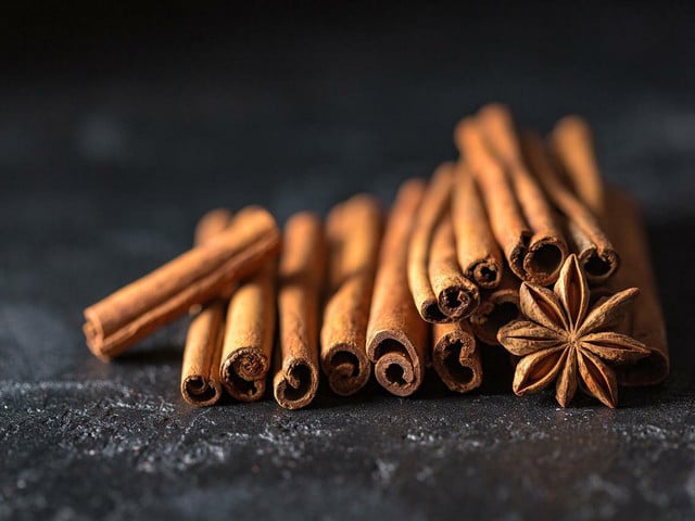 Mit verschiedenen Gewürzen kannst du die heiße weiße Schokolade aromatisieren.