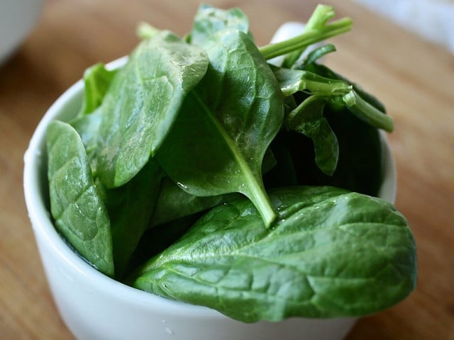 Für Spinatpesto brauchst du frischen Spinat.