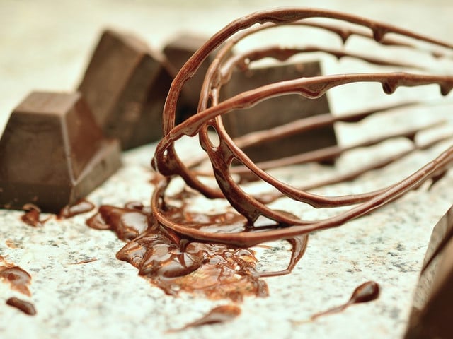 Zartbitterschokolade macht den Brownieteig besonders schokoladig. 