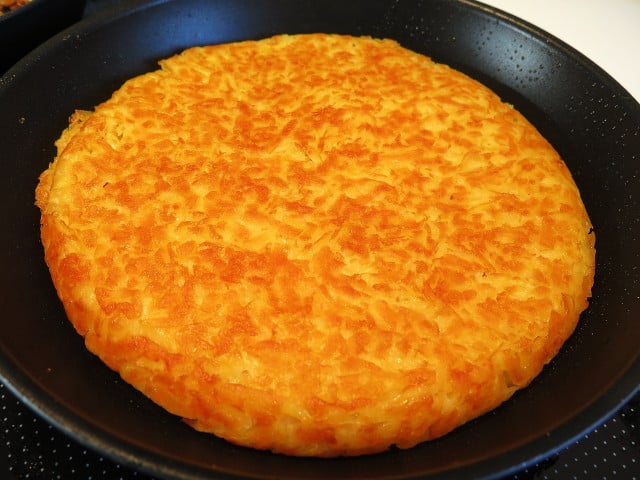 Statt vielen kleinen Kürbispuffern kannst du auch jeweils einen großen Puffer in der Pfanne backen.