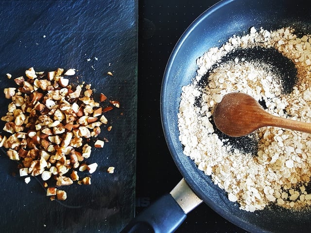 Haferflocken-Crumble schmeckt leicht nussig und süß.