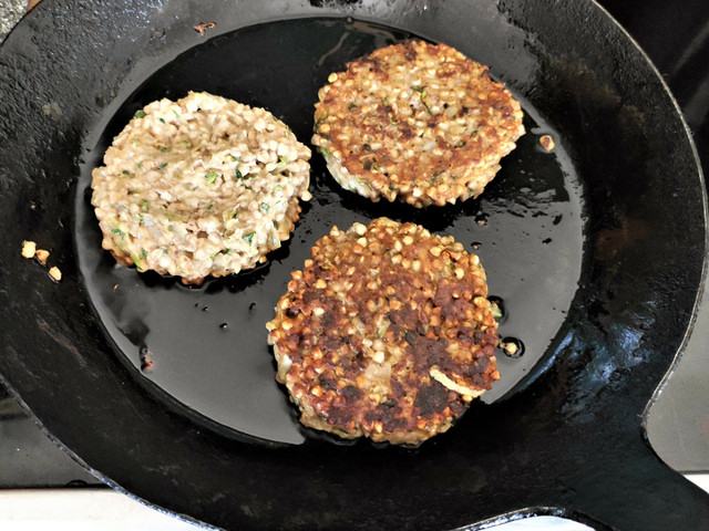 Die Patties lassen sich gut in der Pfanne formen.