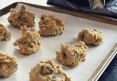 Diese Kekse kannst du nicht nur in wenigen Minuten zubereiten, sondern auch nach Belieben mit unterschiedlichen Zutaten abwandeln.