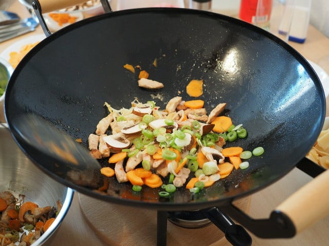 Da sich Woks sehr schnell stark erhitzen, brät Gemüse darin besonders schnell.