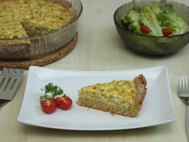 Zur Lauchquiche kannst du eine Suppe als Vorspeise servieren.