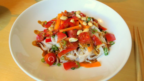 Thai-Salat: Rezept mit Reisnudeln und Gemüse