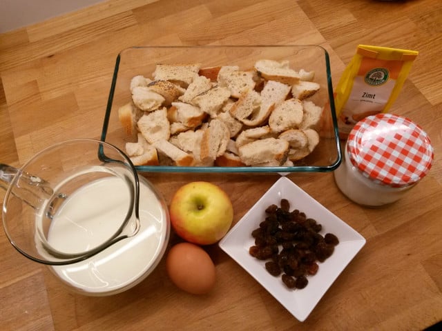 Die Hauptzutaten von Scheiterhaufen sind altes Brot, Milch und Eier.