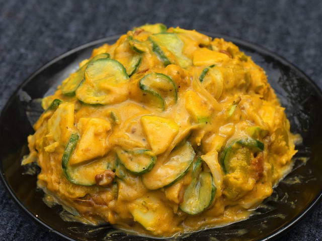 Pol Roti wird traditionell zu Curry gegessen.