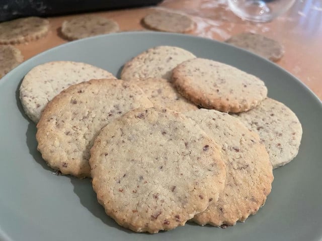 Schneemann-Kekse: Schmelzende Schneemänner und -frauen So sehen die Mandelkekse vor dem Verzieren aus.