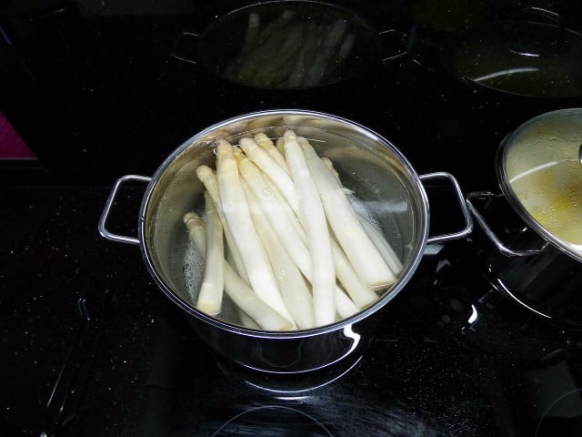 Panierter Spargel: Veganes Rezept Panierter Spargel eignet sich als Hauptgericht oder als Beilage.